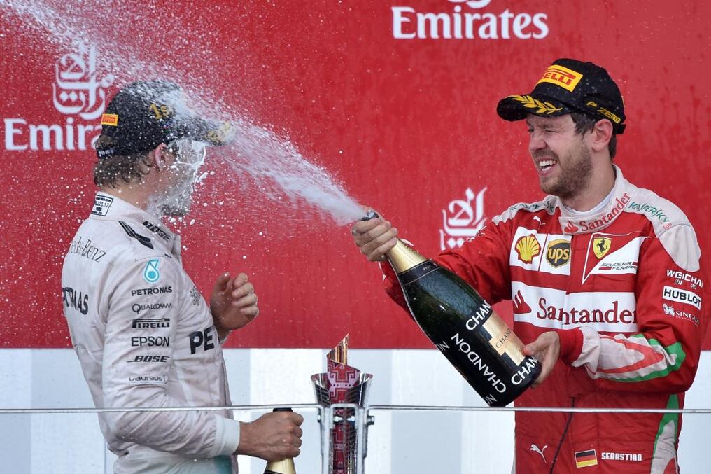 Vettel no perdió la oportunidad de dar un baño al líder indiscutido de la Fórmula Uno. Foto: AFP.