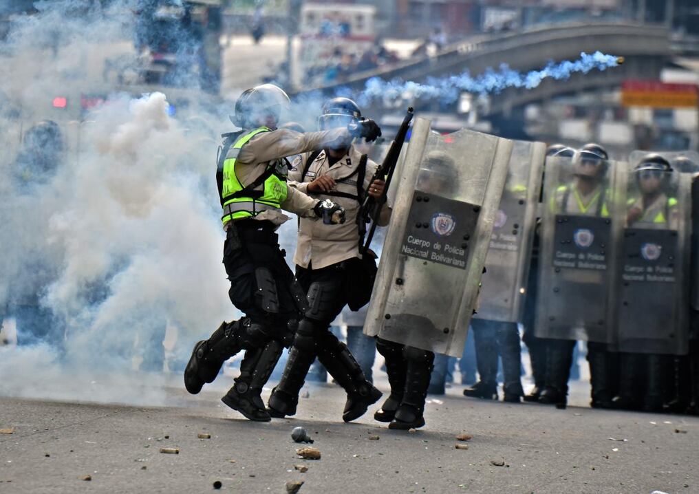 Maduro aplica mano dura en Venezuela. La gráfica muestra la cara represiva de su gobierno. Un 64% de los electores votaría por revocarlo. Lo consideran el responsable de la crisis política y socioeconómica de Venezuela.