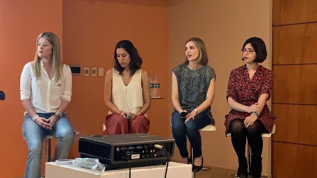 Participaron Cristina Goralewski; Jazmin Gustale, Coordinadora en la Unidad de Gestión de la Presidencia; Marie Claire Burt, investigadora de la Universidad de Sussex; Ximena Dure, Directora y fundadora de MUV; y Gabriela Gaona, directora de Girls Code. Foto: Gentileza.
