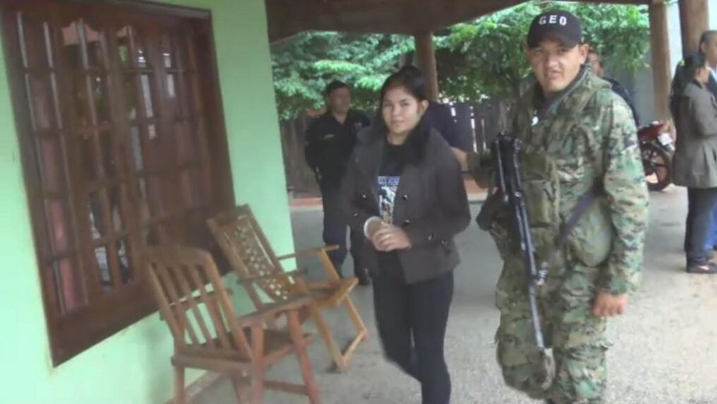 Vázquez se retira del juzgado fuertemente custodiada. 