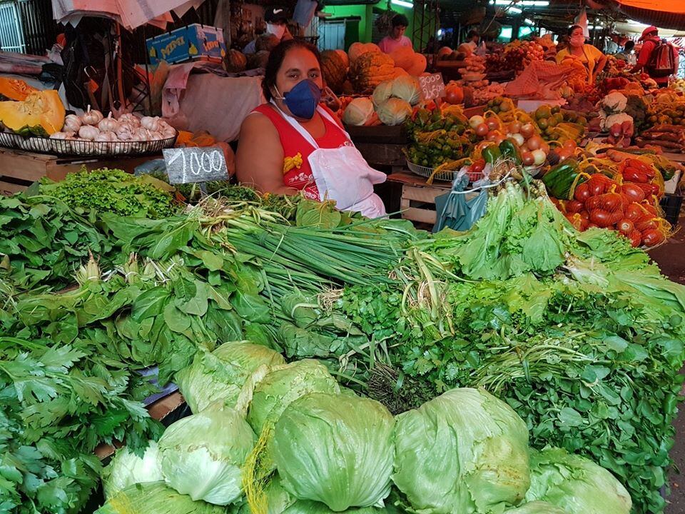 Vendedora ofrece sus verduras portando un tapabocas para minimizar riesgo de contagio. Foto: Gentileza