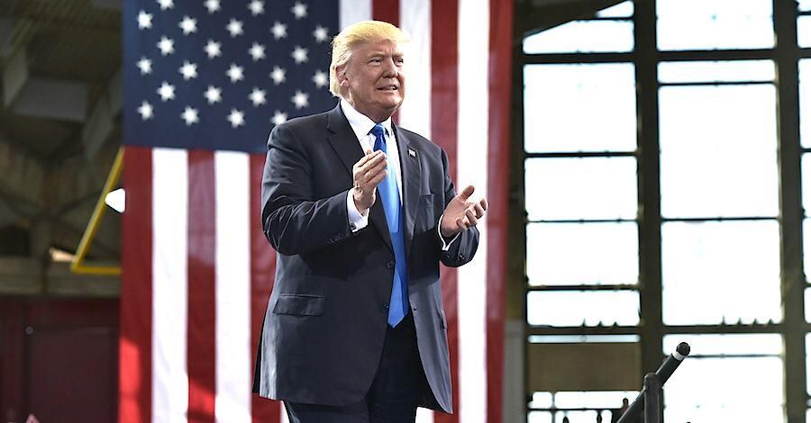 Trump parece no oír a los agoreros. Fue un torbellino ayer, en las últimas horas de campaña, en EEUU. Realizó 5 mítines en cinco estados en un frenético día de campaña. Recorrió en las últimas horas unos 4.800 km.