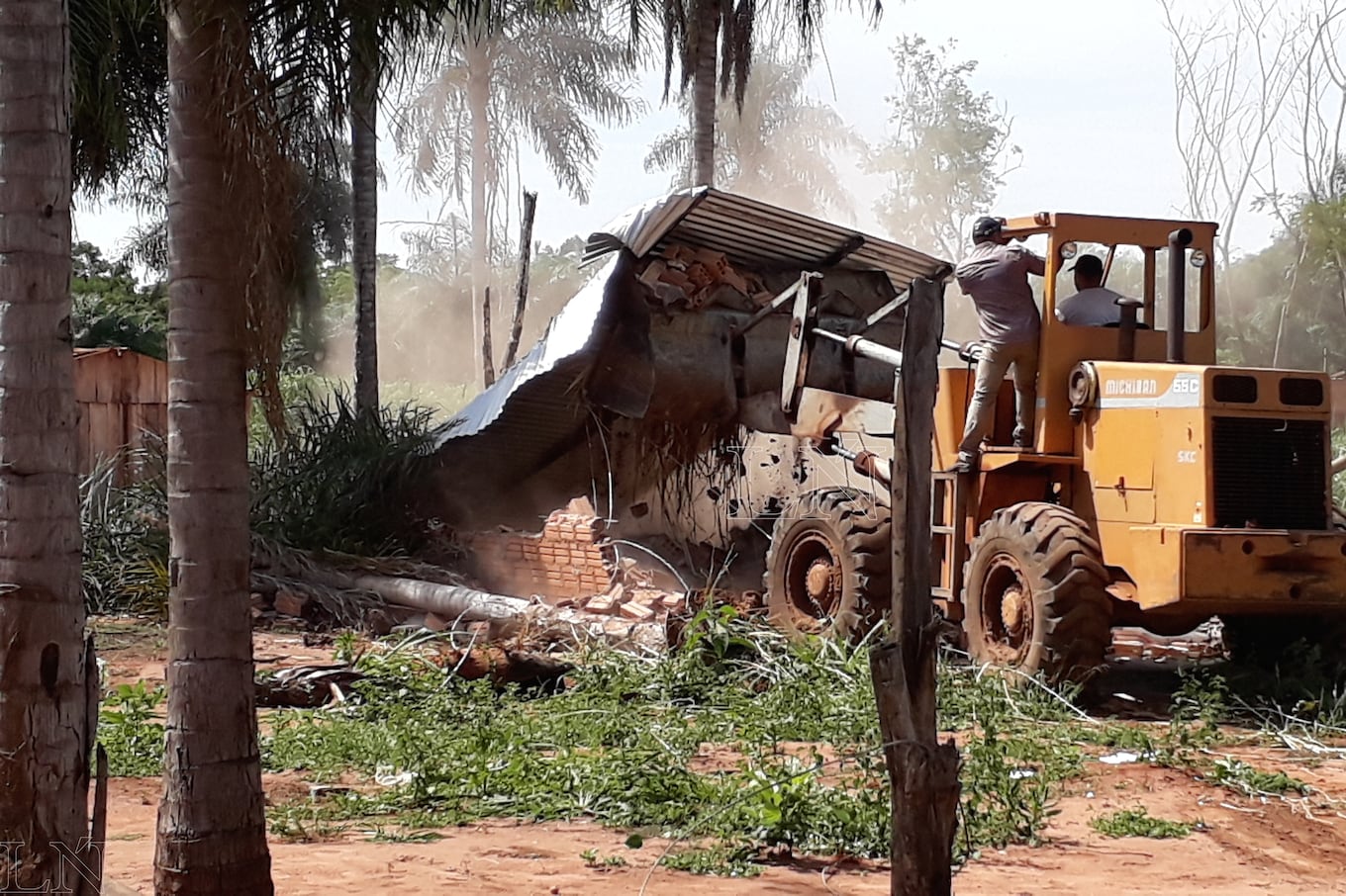 Los operarios fueron aparentemente contratados por la dueña del inmueble. Foto: Lorenzo Agüero.