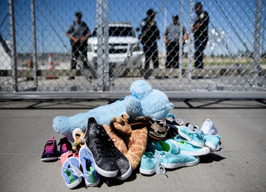 Puesto de seguridad frente a zapatos y juguetes que quedaron en El Tornillo, Texas, donde menores que cruzaron la frontera sin documentos fueron alojados tras ser separados de sus padres. El presidente Trump ordenó el fin de la separación de los niños migrantes de sus padres el 20 de junio.