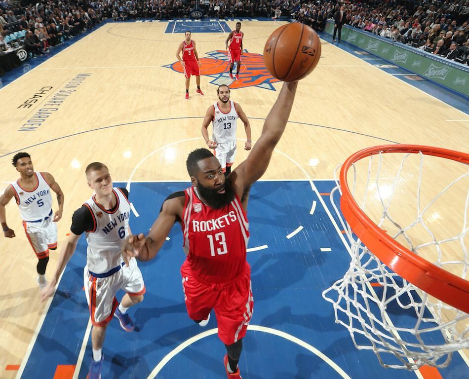 En Nueva York, el barbudo James Harden tuvo un juego de 30 puntos y 15 asistencias en el triunfo de los Houston Rockets 118-99 ante unos desorientados New York Knicks. AFP. 