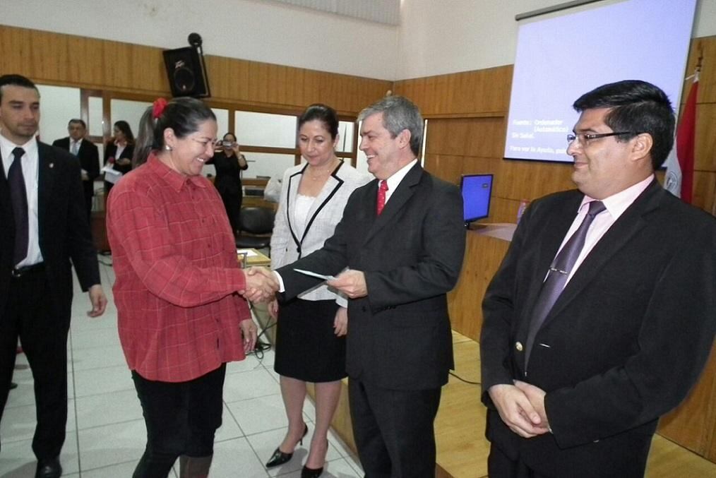 El ministro Riera agradeció por la presencia, señalando a su vez que los aportes son transferidos a los directores para que los mismos sean ejecutados para el mejoramiento o construcción de aulas.