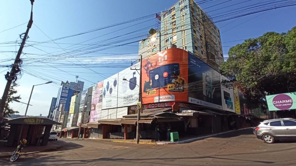 Exigen que la galeria Jebai Center sea puesta en cuarentena, debido a que allí llegan la mayoría de los propietarios que entran y salen del país. Foto: Gentileza