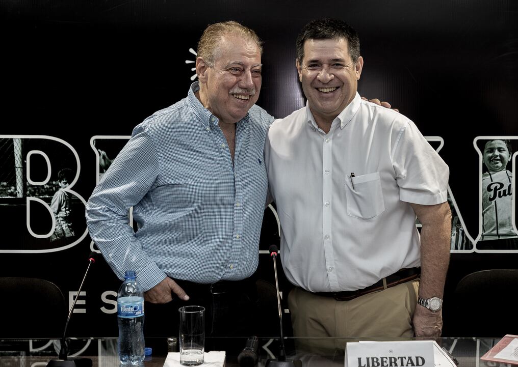 El nuevo titular de Libertad, Rubén di Tore, junto con el presidente honorario Horacio Cartes.