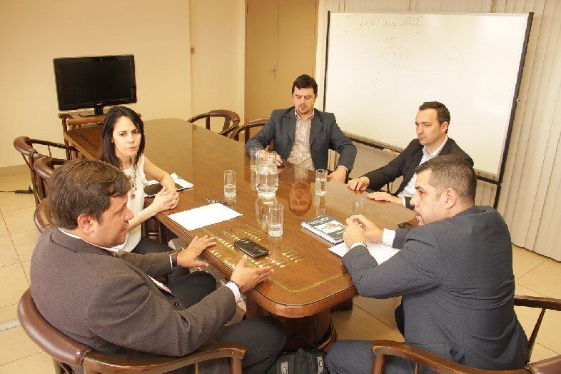 Reunión de representantes de Uber con autoridades de la SET. Foto: Gentileza.