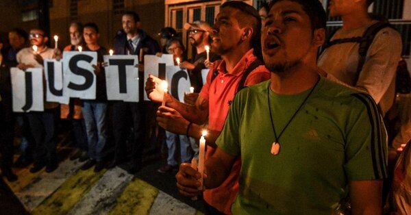 Los opositores del presidente venezolano Nicolás Maduro se manifiestan frente al servicio de inteligencia de SEBIN, donde el gobierno dice que el concejal de la oposición Fernando Alban se suicidó. Foto: AFP  / Juan BARRETO.