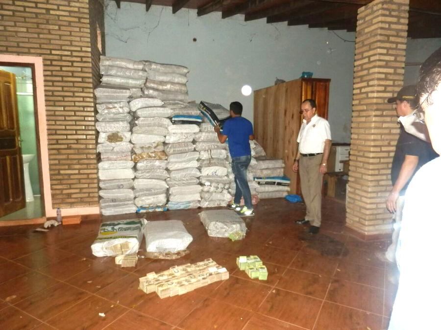 Los efectivos policiales verificando las bolsas de dinero para luego contabilizarlo.
