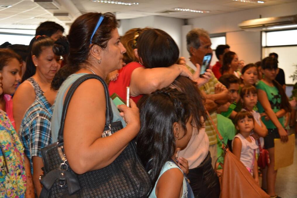 Los hermanos tuvieron un caluroso recibimiento en el Aeropuerto Internacional Silvio Pettirossi. GENTILEZA.