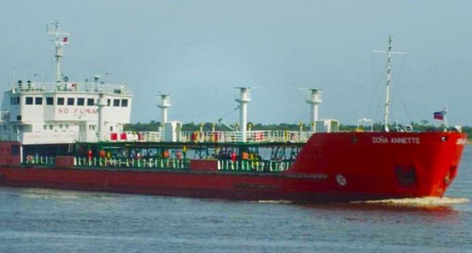 El buque Doña Annette de bandera paraguaya se encuentra demorado por orden de la Prefectura Naval Argentina, a la altura del km 602 del Río Paraná, desde hace 15 días. Foto: Gentileza