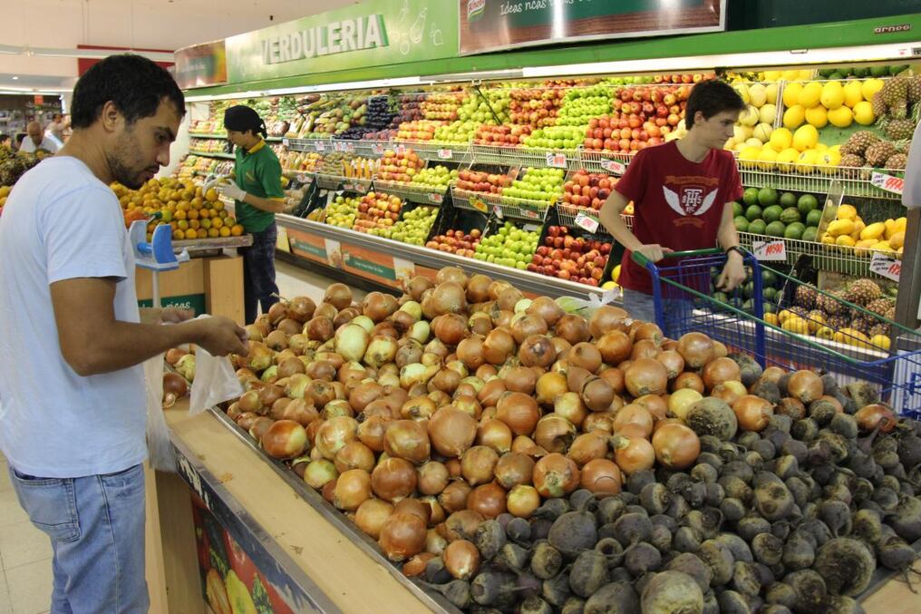 Tendencia de precios de productos y del dólar hacen que bajen las proyecciones de los agentes económicos.