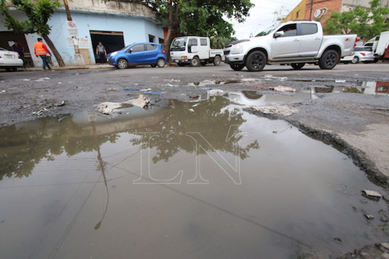 Baches similares a lagunas impiden el tránsito normal de vehículos.