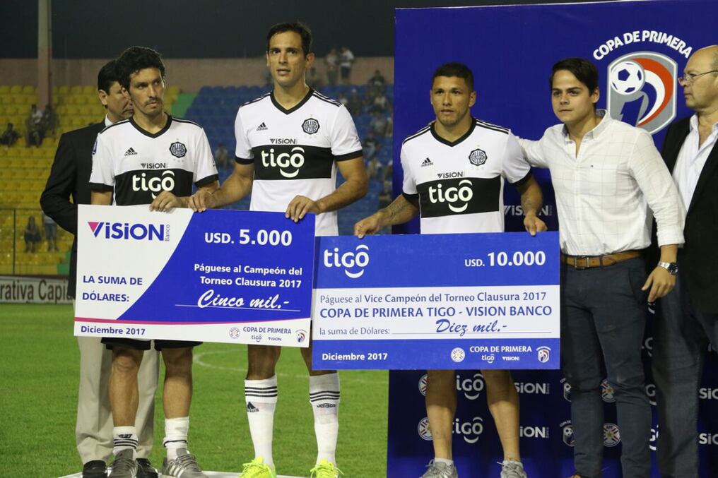 Cristian Riveros, Roque Santa Cruz y Richard Ortiz, recibieon los premios por el vicecampeonato. Foto: Néstor Soto