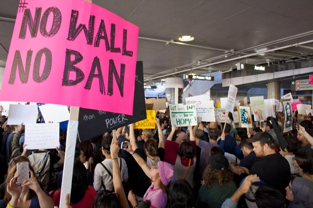 Las protestas de repudio a la medida antiinmigración de Donald Trump se replican en todo el mundo. AFP.