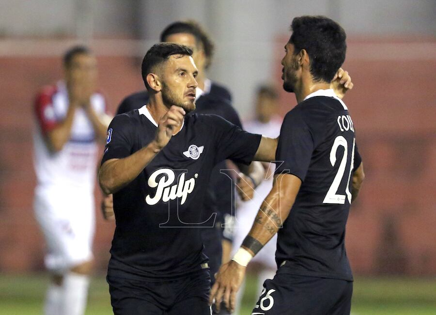 “Maravilla” Martínez, goleador de Libertad, celebra su conquista con Cougo.FOTO:ANÍBAL GAUTO
