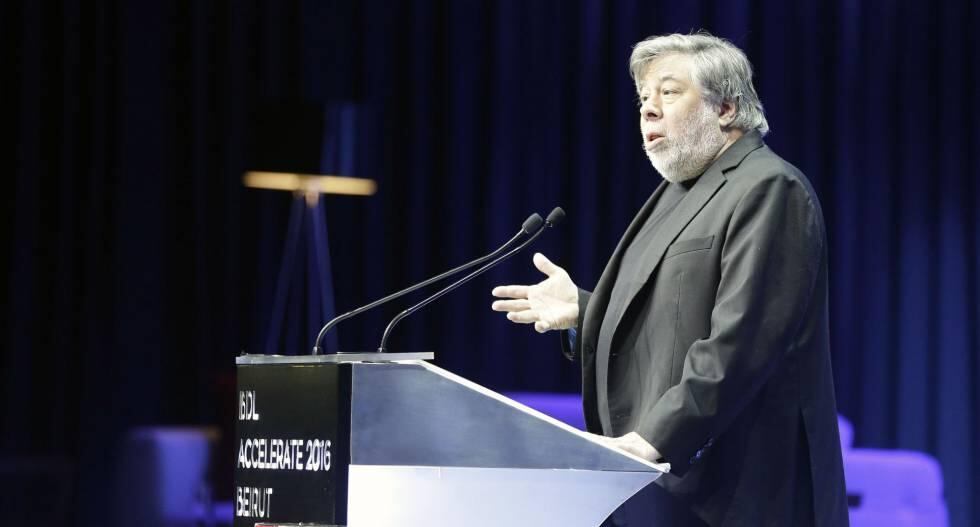 El cofundador de Apple, Steve Wozniak, informando de la decisión de la empresa.