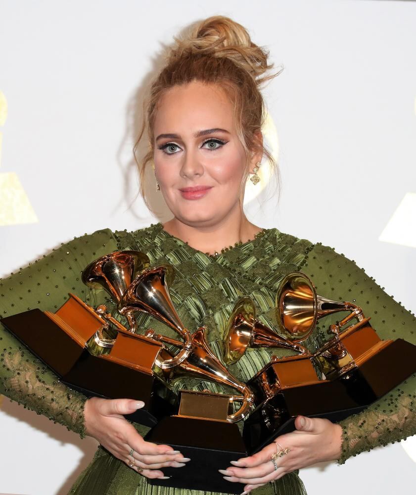 Adele ganó todas sus categorías y suma ahora 15 estatuillas. Es además la primera mujer en conseguir las tres principales categorías -álbum, canción y grabación del año- dos veces. AFP. 