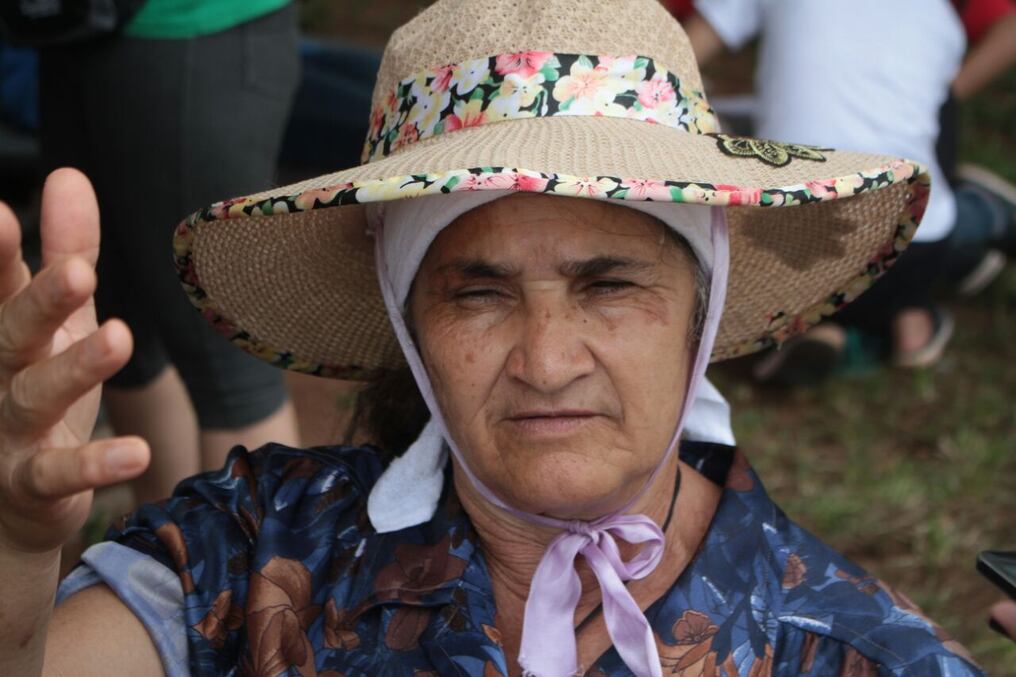 Doña Nélida, con la fuerza de su fe llega cada año caminando hasta el Santuario de la Virgen. (Foto de Fernando Riveros)