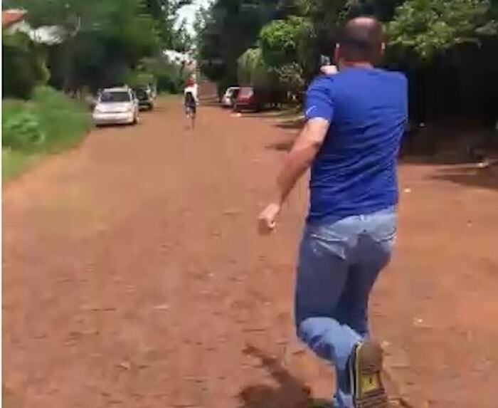 A tiros fue perseguido y capturado el supuesto asaltante del local comercial.
