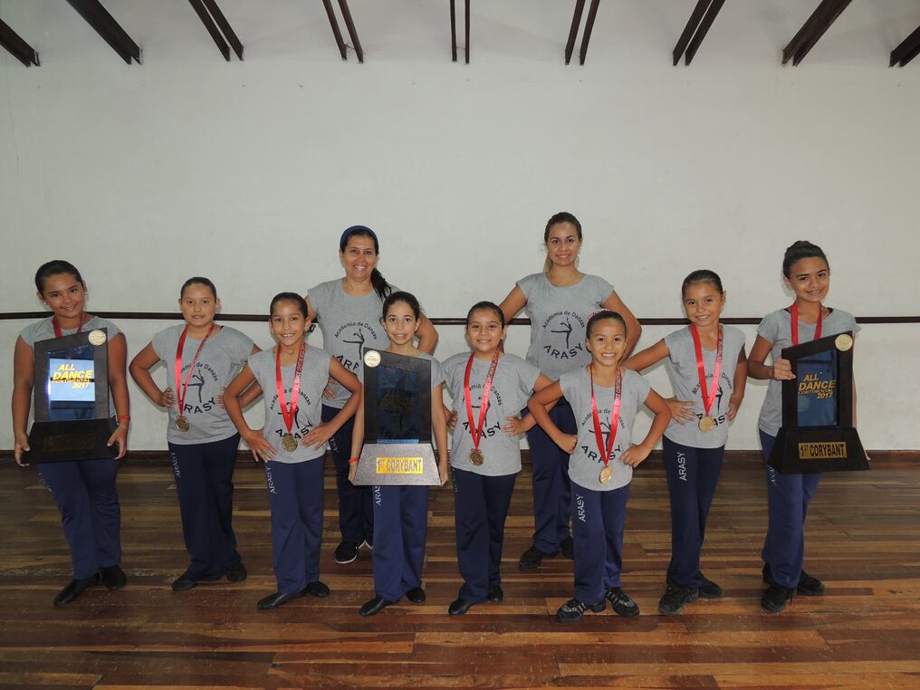 Alumnas de la Academia de Danzas Arasy participaron en Panamá en la competencia internacional “All Dance Continental 2017” a finales de octubre, obteniendo importantes premios para el país.