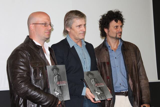 1 / 1

Viggo Mortensen acompañado de los antropólogos argentinos Diego Villar y Federico Bossert. / Núria Jar, Sinc