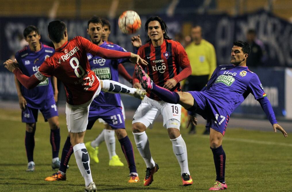 Juan Rodrigo Rojas (8) intenta rechazar el balón ante un rival, estando cerca Guillermo Beltrán, quien será el gran ausente frente a Independiente.