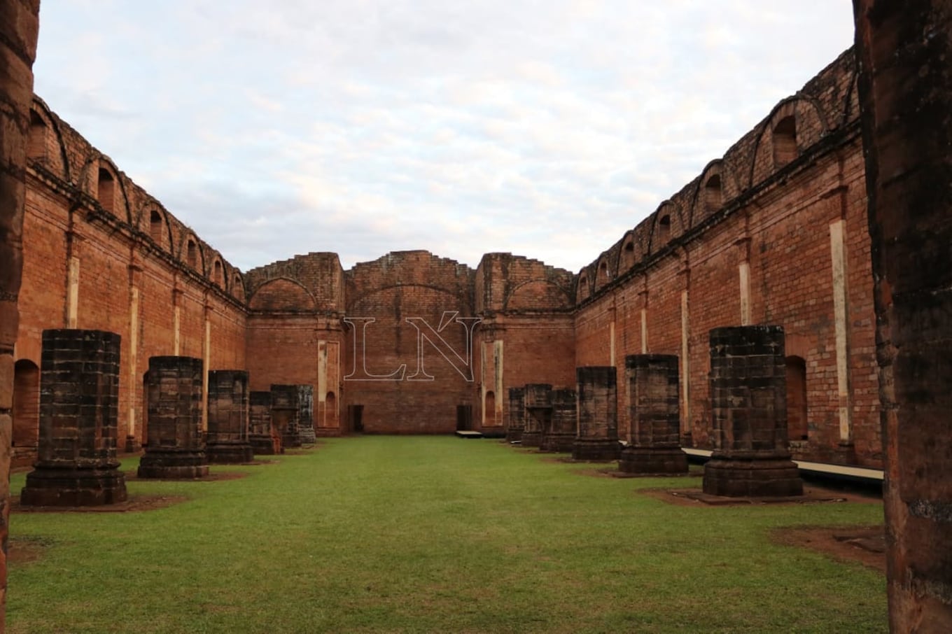 La misión jesuítica guaraní de Jesús de Tavarangüé es una de las reducciones que aún se conservan, de entre numerosos pueblos fundados por misioneros jesuitas en el marco de su tarea colonizadora en América del Sur en el siglo XVII.