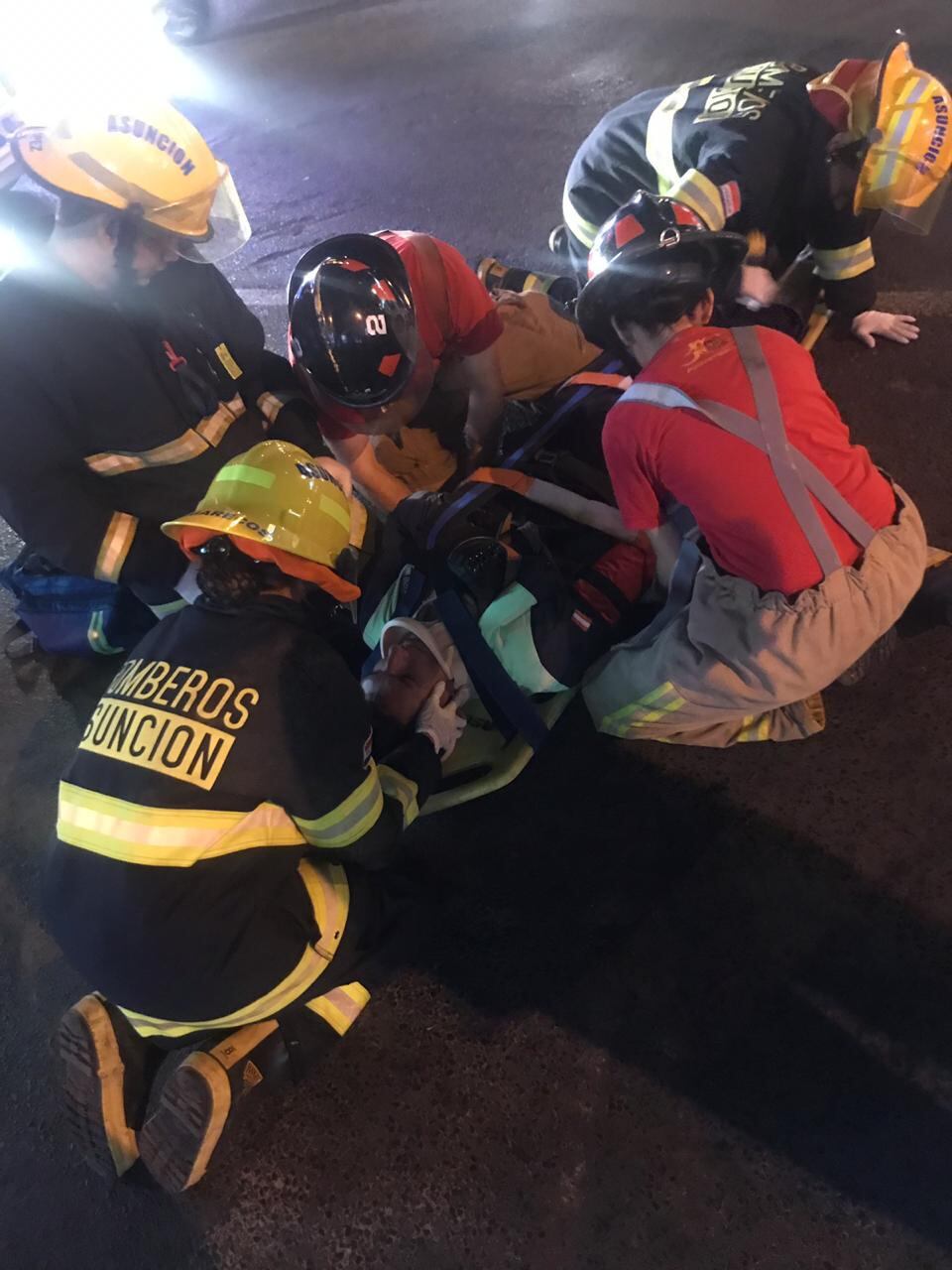 Uno de los agentes tendidos en el piso tras ser atropellado. Foto: Gentileza.