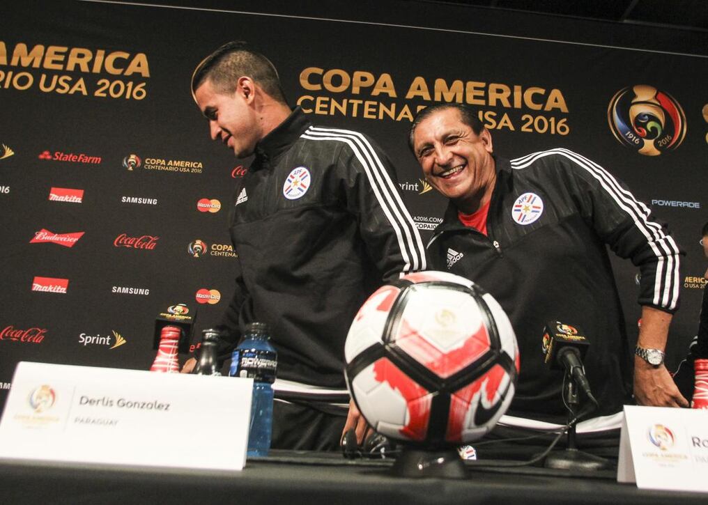 El seleccionador albirrojo no confirmó el onceno para esta noche, pero Derlis González iría al banco. Foto: AFP.