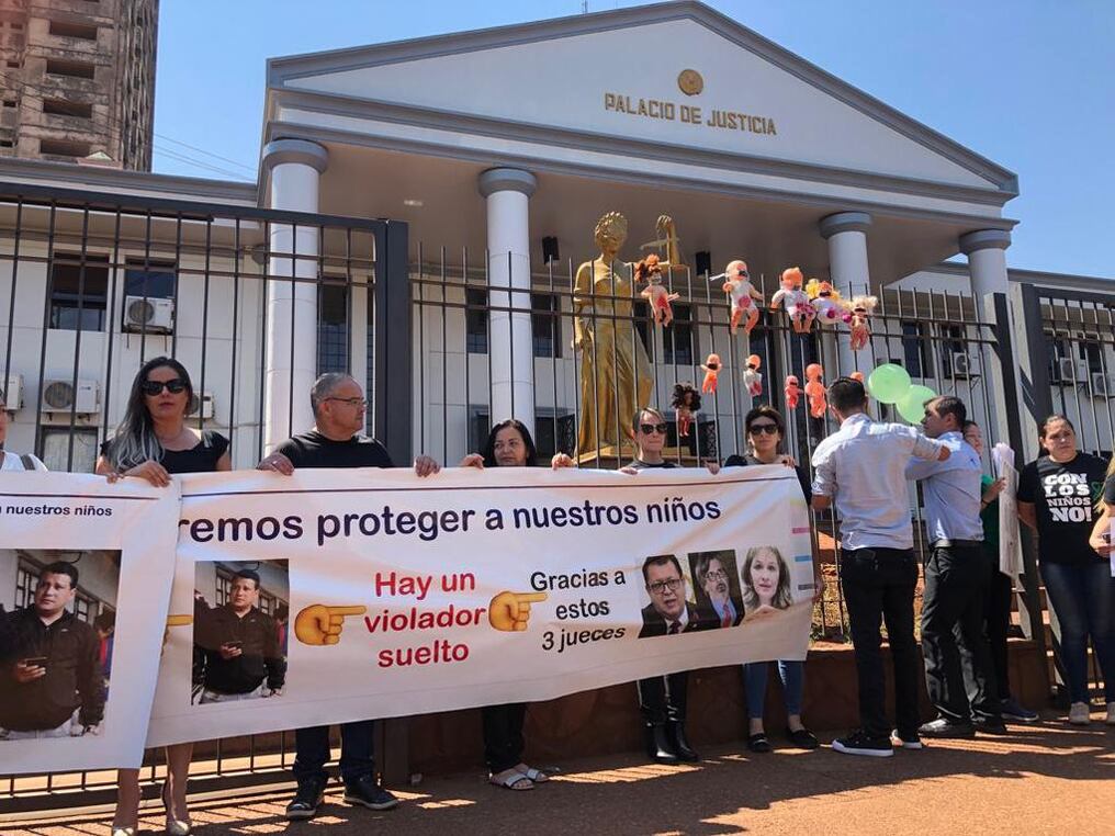 Activistas por los derechos humanos y familiares de la víctima, se manifestaron frente al Palacio de Justicia de CDE, instalando muñecas con simulación de sangre en los genitales.