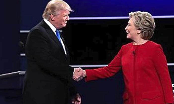 Donal Trump y Hillary Clinton se saludan antes del inicio del debate televisivo.