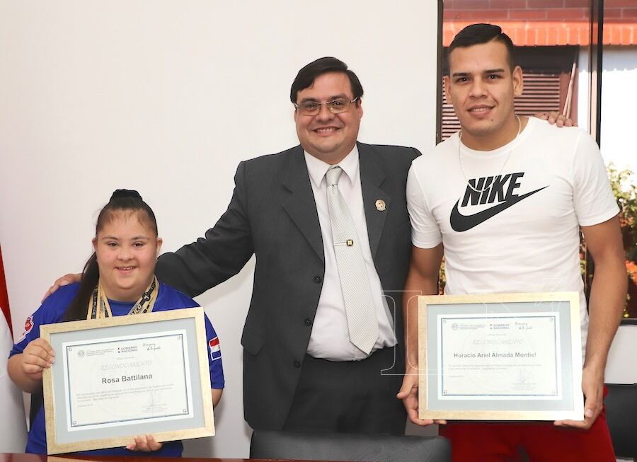 El ministro de la Senadis, César Martínez, junto a los deportistas Rosa Battilana y Horacio Almada.FOTO: EDUARDO VELÁZQUEZ