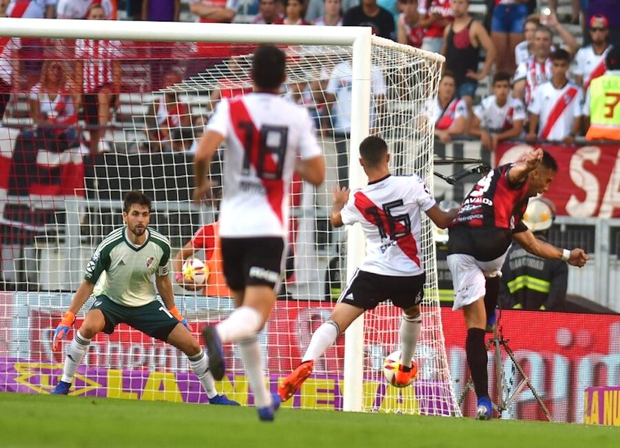 Gabriel Dávalos define con clase ante la salida del portero millonario Germán Lux.FOTO:DIARIO OLÉ