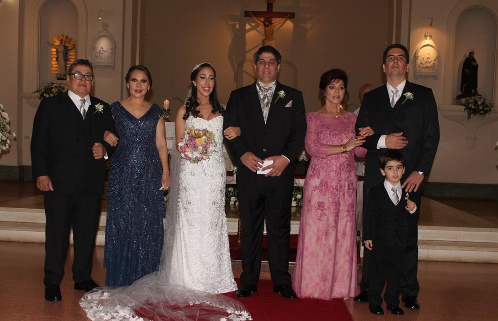 Tras la misa, los nuevos esposos y sus padrinos: Saladino Abdo Escándar Ortiz y Amanda Teresa Ruiz de Escándar; María del Carmen Peña Riera y Javier Giménez Peña.