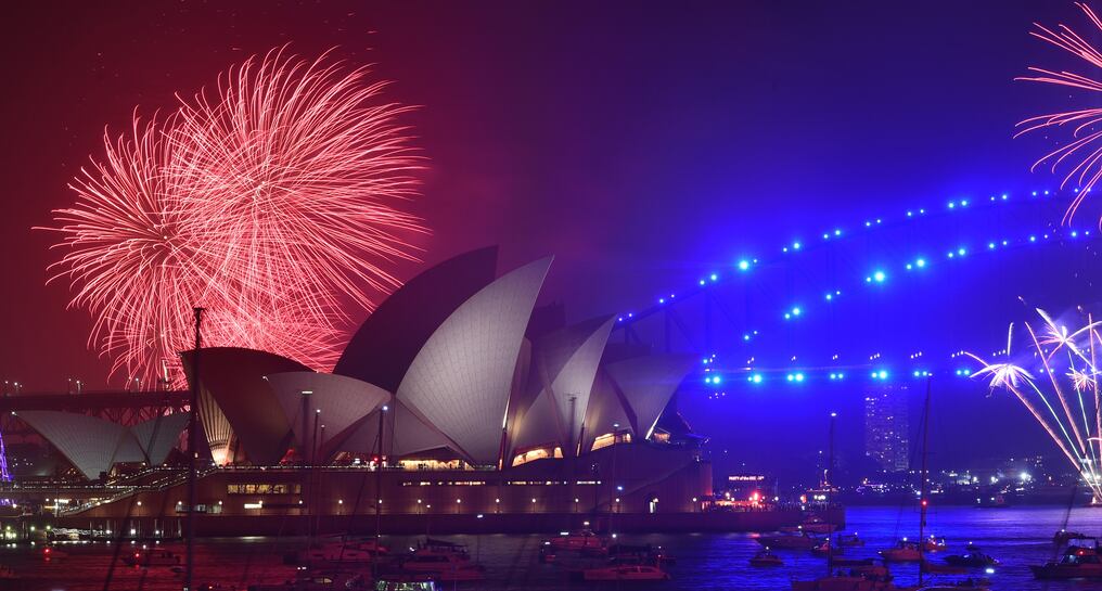 Los fuegos artificiales de Nochevieja estallan sobre el emblemático Harbour Bridge y la Ópera de Sydney durante el tradicional espectáculo familiar de fuegos artificiales, celebrado antes del evento principal de medianoche, el 31 de diciembre de 2019. Foto: PETER PARKS / AFP.