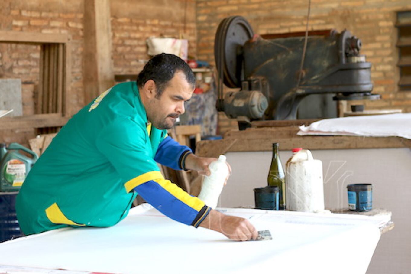 El primer paso es pegar la cuerina con el forro, algunos especiales, en un bastidor.