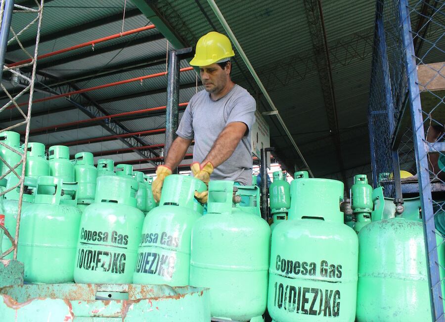 El promedio de consumo del gas en el país es de aproximadamente 7.500 toneladas de manera mensual. La adquisición del producto de parte de las empresas importadoras de este rubro corresponde un 80% a gas de origen boliviano y el 20% proviene desde la Argentina. Foto Archivo.