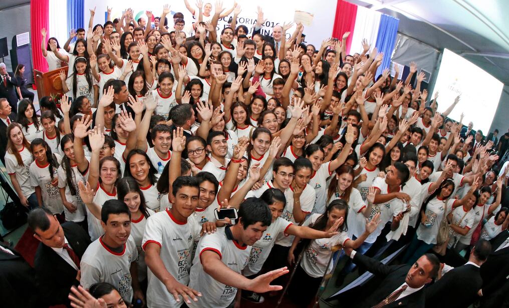 Miles de jóvenes paraguayos acceden a la formación universitaria gracias a las becas de Itaipú. Foto: Gentileza.