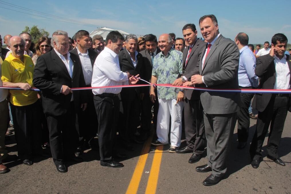El presidente Cartes, junto al ministro Jiménez Gaona y otras autoridades, en la inauguración de rutas.