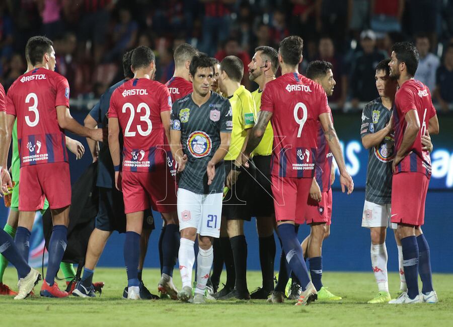 Los jugadores de ambos equipos discuten minutos después que el asistente Silva vio un gol que no fue gol.FOTO:FERNANDO RIVEROS