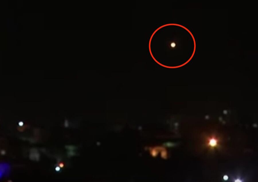 Misil surca el cielo sobre la capital siria, Damasco. Israel no reivindicó el ataque. ILUSTRATIVA.