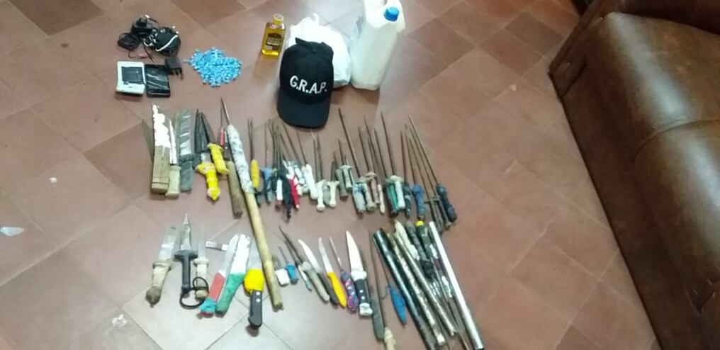 Parte de las armas blancas incautadas en poder de los reos de la penitenciaría de Coronel Oviedo. Foto: Gentileza
