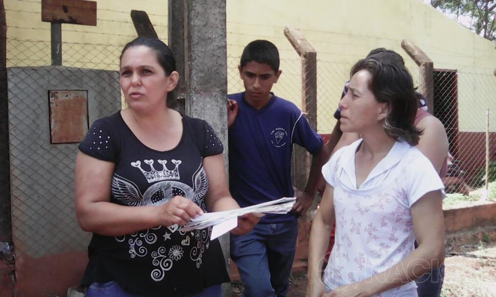 Ana Cristina González y Zulma Benítez, dirigentes de ACE, quienes defienden a la directora. Foto: Dolly Galeano.