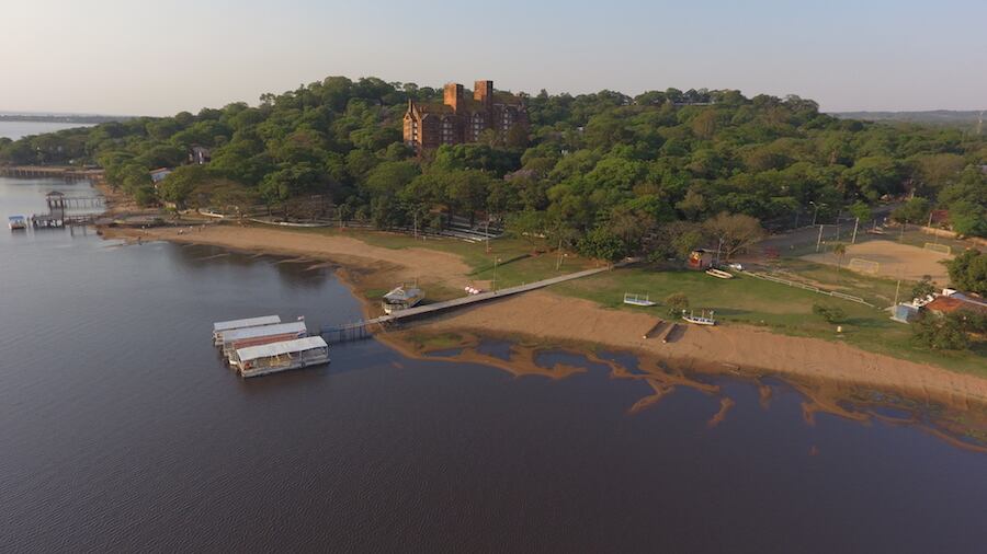 Problemas estructurales como la falta de generadores para el sistema cloacal contribuyen a la contaminación del lago.foto: archivo