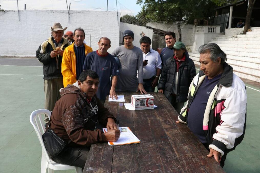 Los cuidacoches tendrán la posibilidad de ser contratados por la empresa adjudicada para explotar el estacionamiento tarifado en la capital. Foto: Pánfilo Leguizamón.