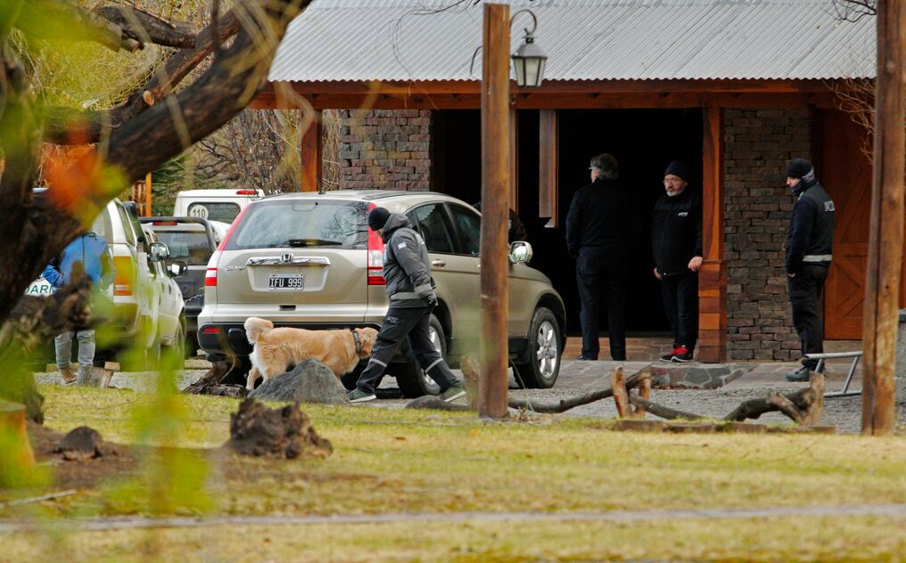 Agentes de la Policía Federal argentina participan en un operativo contra la ex presidenta argentina y actual casa de vacaciones de la senadora Cristina Fernández de Kirchner como parte del llamado caso de cuadernos de corrupción, en El Calafate, provincia de Santa Cruz, Argentina, el 25 de agosto de 2018. Foto: AFP