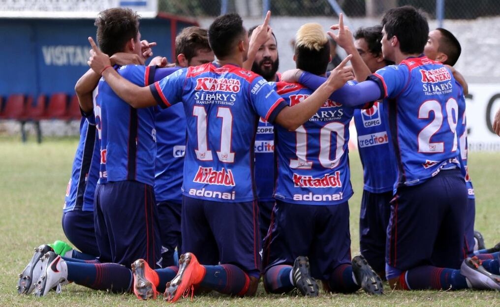 Los jugadores de Independiente dedican a Dios uno de los goles anotados ante Sport Colombia.